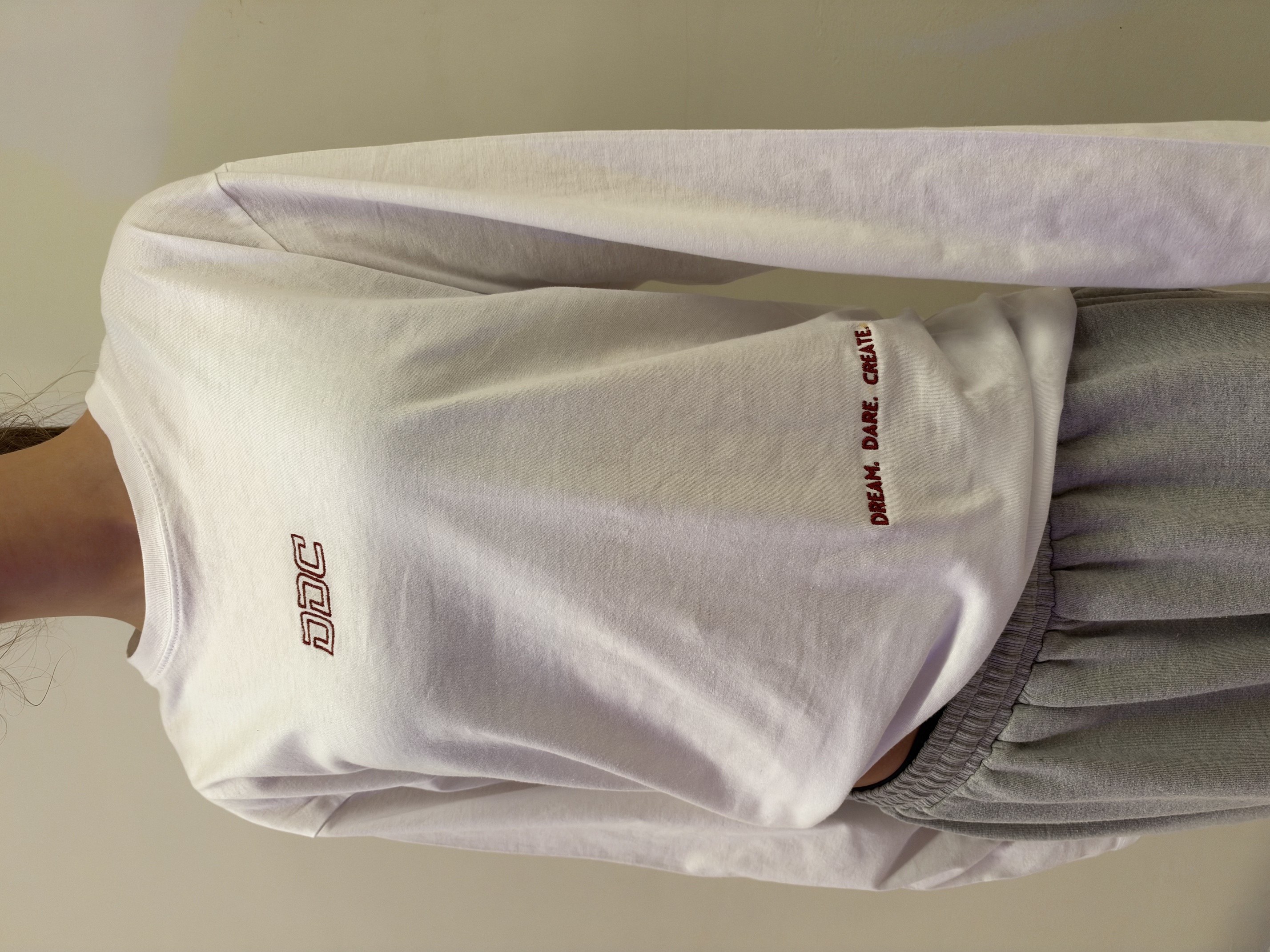Longsleeve wit geborduurd